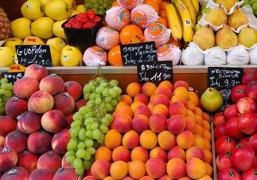 Персики и абрикосы на рынке