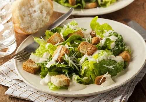 Тарелка с салатом Цезарь