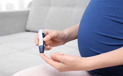 Беременным, склонным к ГСД, надо с 15 недели, 1 раз в 7 дней, контролировать уровень глюкозы в плазме крови