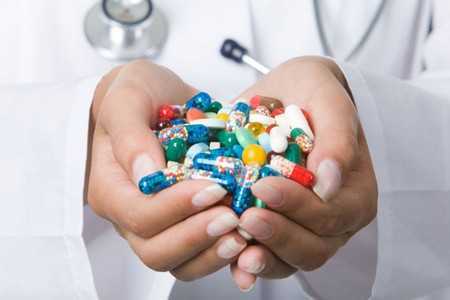 Таблетки в руках врача