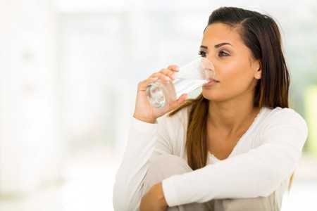 Женщина пьет воду