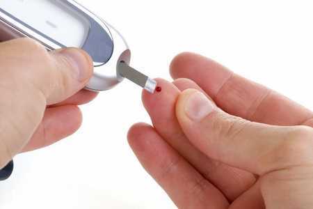 Человек измеряет уровень глюкозы в крови