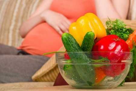 Беременная девушка и овощи