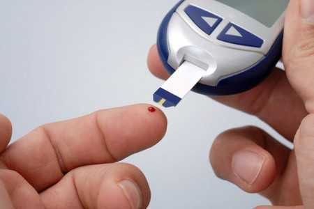 Челоек измеряет уровень сахара в крови