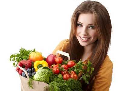Женщина с пакетом овощей и фруктов