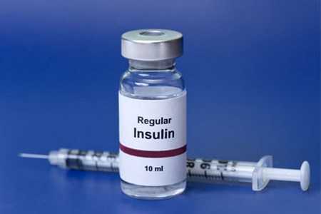 Баночка с инсулином и шприц
