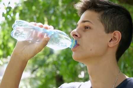 подросток пьет воду