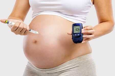 беременная держит шприц и глюкометр